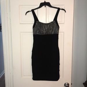 Cute black dress !